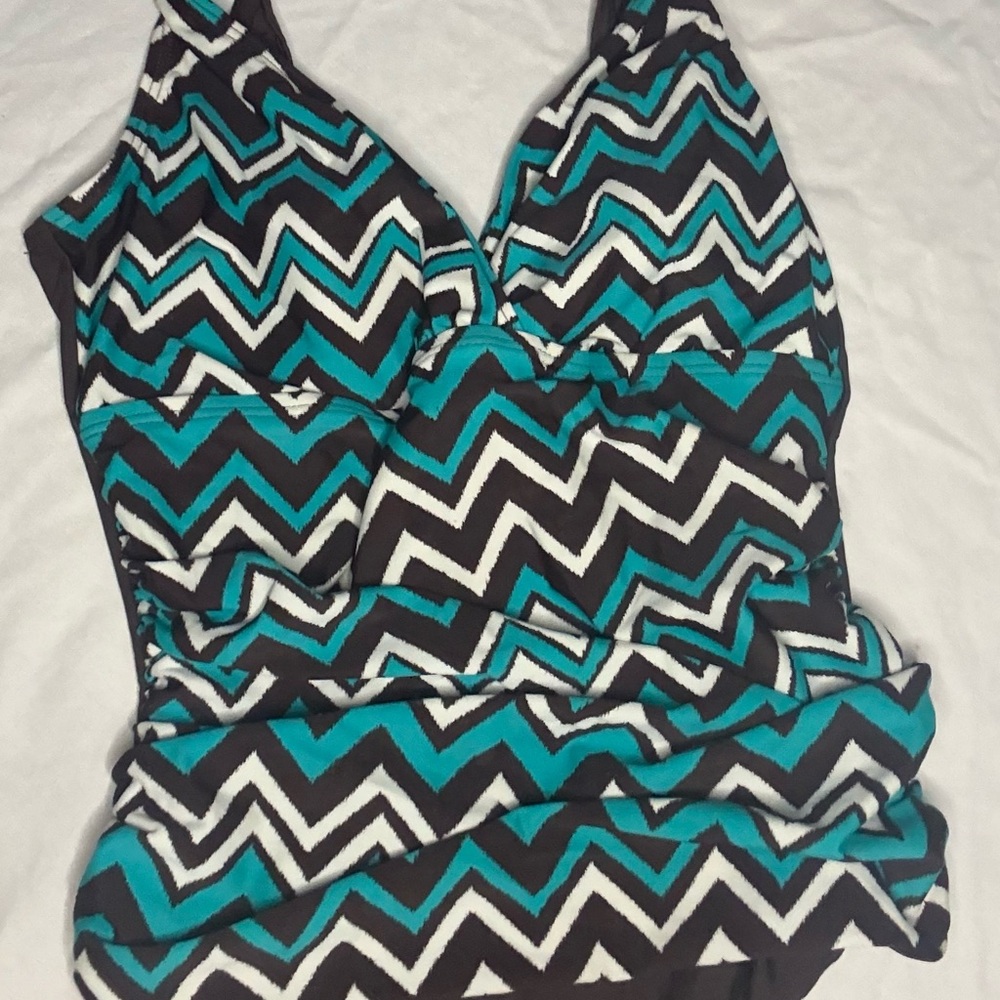 Chevron Patterned swimsuit - Picture 6 of 7